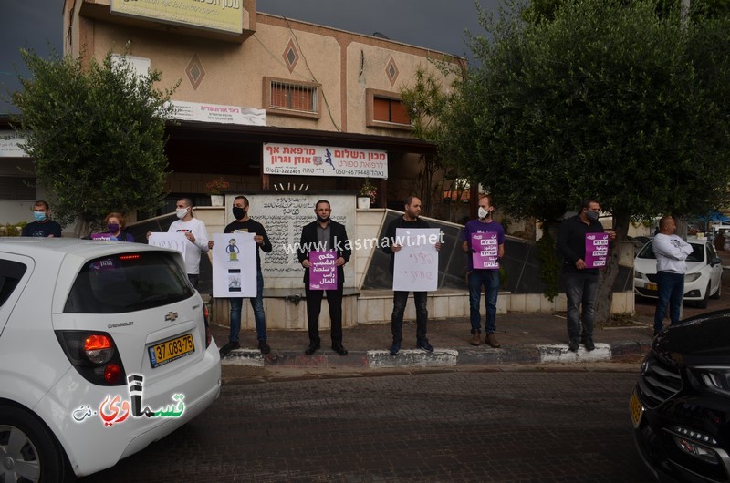 فيديو : العشرات من اصحاب المحلات التجارية ونشطاء يشاركون في الوقفة الاحتجاجية ضد سياسة التمييز العنصرية اتجاههم 